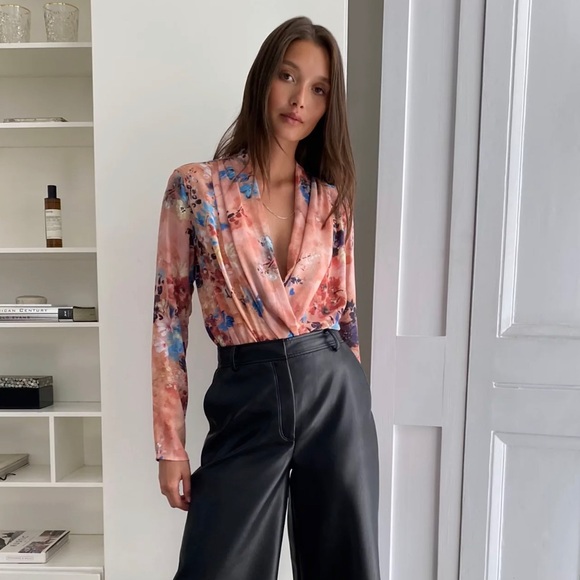 Babaton.  LONG FLORAL SLEEVES BODYSUIT - Picture 2 of 9